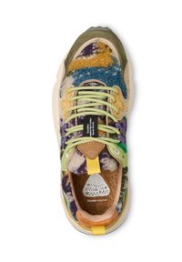 Sneaker multicolore con tomaia in feltro caratterizzata da tonalità verdi, viola, gialle e blu. Include dettagli testurizzati e lacci bianchi.