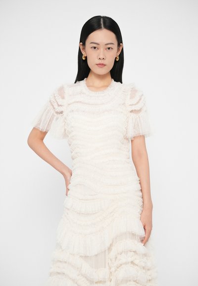 Rochie albă din tul stratificat, cu volane și finisaj texturat. Mâneci scurte bufante și decolteu rotund.