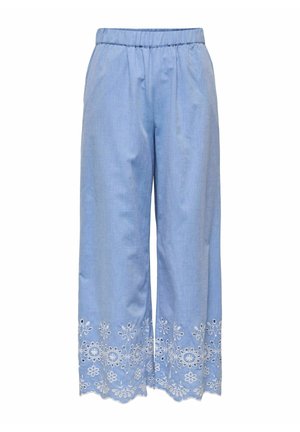 Pantalon bleu clair à jambes larges avec taille élastique et broderie florale blanche le long des ourlets festonnés.