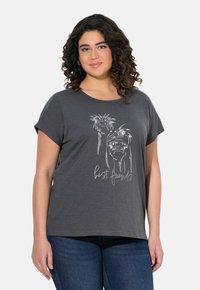 Graues T-Shirt mit kurzen Ärmeln aus weichem Stoff, das eine weiße Illustration von zwei cartoonhaften Straußvögeln mit dem Text "beste Freunde" zeigt.