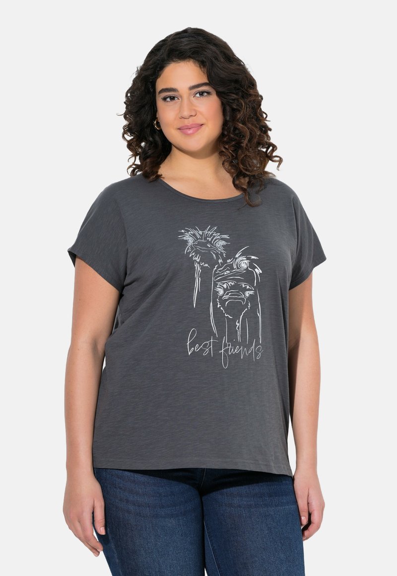 Graues T-Shirt mit kurzen Ärmeln aus weichem Stoff, das eine weiße Illustration von zwei cartoonhaften Straußvögeln mit dem Text "beste Freunde" zeigt.