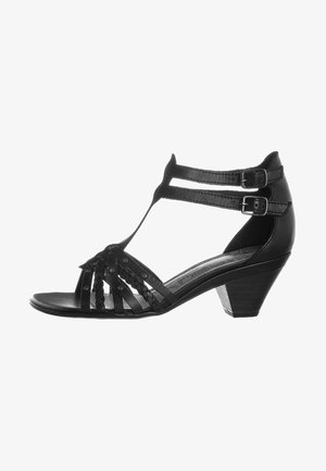 Sandali in pelle nera con design a T, caratterizzati da dettagli intrecciati e due fibbie regolabili. Il tacco basso in legno aggiunge stabilità.