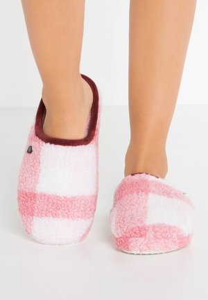 Różowo-białe kapcie w miękkim, przytulnym materiale z burgundowymi akcentami, z zamkniętym zapięciem i elastyczną podeszwą zapewniającą wygodę w domu.