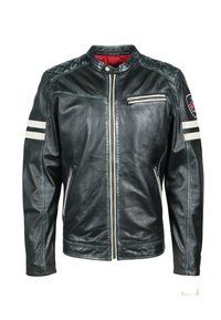 Chaqueta de cuero negra con cuello alto, cierre de cremallera, rayas blancas en las mangas, detalle acolchado en los hombros y un parche decorativo en el pecho.