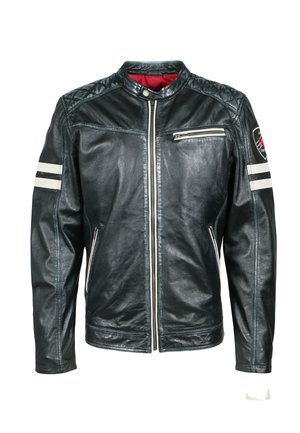 Chaqueta de cuero negra con cuello alto, cierre de cremallera, rayas blancas en las mangas, detalle acolchado en los hombros y un parche decorativo en el pecho.