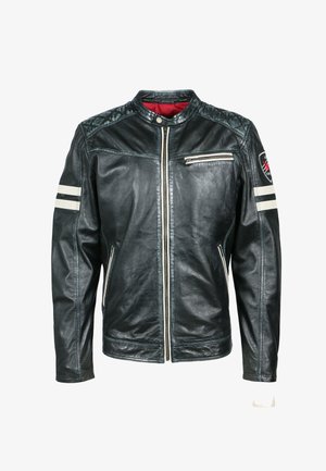 Chaqueta de cuero negra con cuello alto, cierre de cremallera, rayas blancas en las mangas, detalle acolchado en los hombros y un parche decorativo en el pecho.