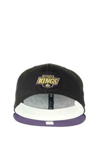 Schwarze Kappe mit violettem Schirm, besticktem "Los Angeles Kings"-Logo in Gold und Violett, mit weißem Innenfutter und Mesh-Futter.