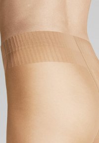 Beige Oberschenkelstrümpfe mit einem gerippten, elastischen oberen Bund. Das Material sieht glatt und transparent aus und sorgt für eine figurbetonte Optik.