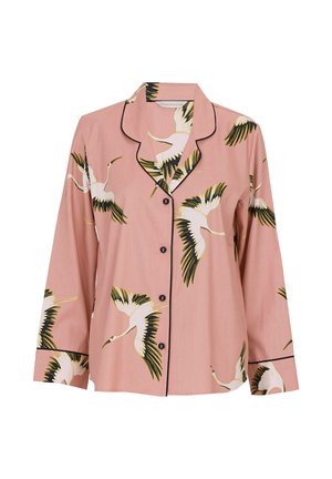 Camicia rosa in morbido tessuto con stampa di gru bianca, nera e gialla, bordata di nero lungo il colletto e i bottoni. Maniche lunghe.