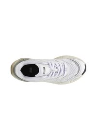 Weißer Sportschuh mit einem Obermaterial aus Mesh, strukturierten Akzenten und flachen Schnürsenkeln. Verfügt über eine schwarze Sohle und ein Logo auf der Zunge.