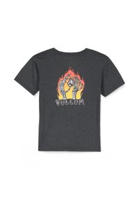 Camiseta gris oscuro de manga corta con un gráfico de dos manos esqueléticas sosteniendo un prisma, rodeado de llamas naranjas y amarillas.