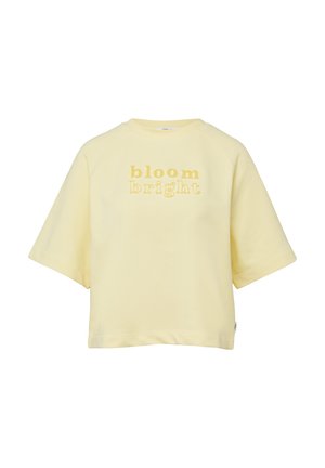 Lichtgeel shirt met korte mouwen en ronde hals, met de tekst "bloom bright" in een gele verlooplettertype op de voorkant.