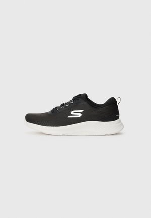 Juodas Skechers sportinis batelis su baltu padu, baltas "S" logotipas šone, raišteliais surišamas dizainas ir kilpa kulne.
