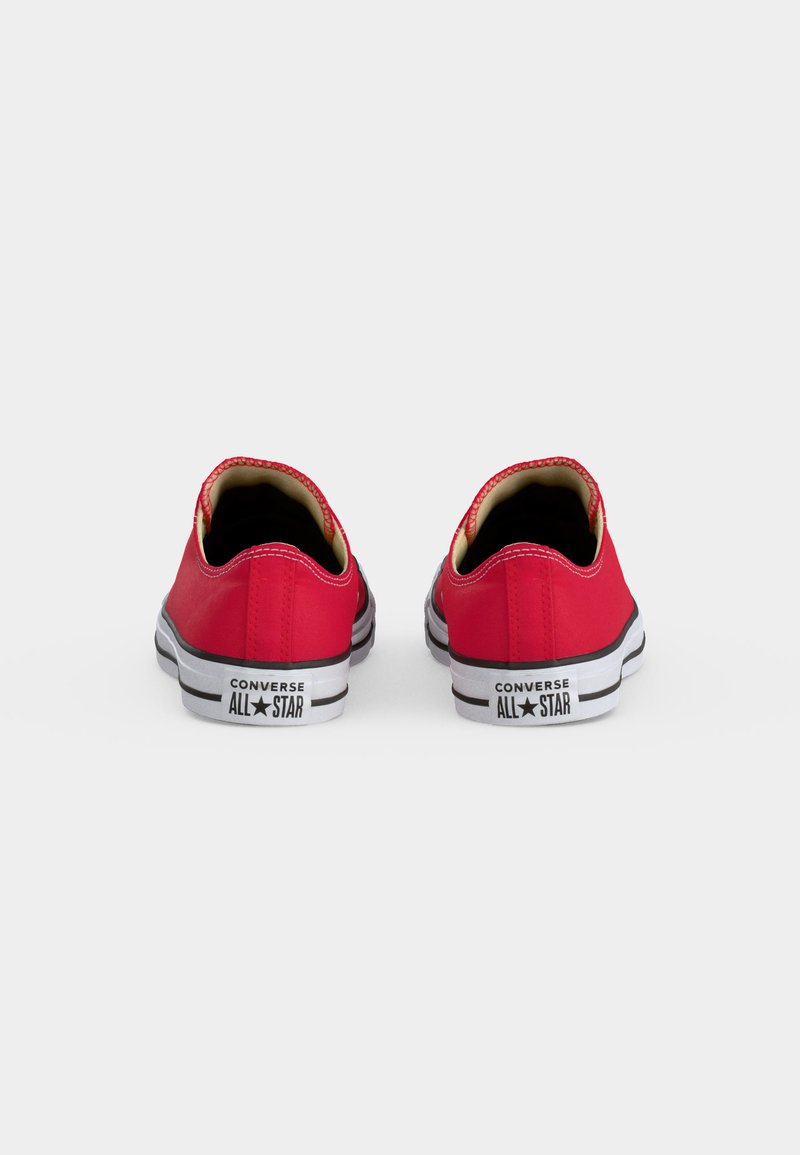 Coppia di sneaker Converse All Star rosse basse mostrate da dietro con suola bianca e logo nero sul tallone.