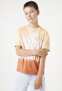 Camiseta de manga corta con diseño de tie-dye, que presenta un degradado de amarillo claro a naranja, con un logo redondo en el pecho y una etiqueta textil en la manga.