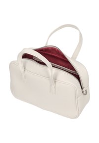 Fehér bőr kézitáska texturált felülettel, két fogantyúval és cipzáros záródással. Belsejében piros bélés található, amely kontrasztos színű részletet biztosít.