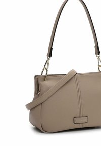 Beige læder skuldertaske med en tekstureret overflade, featuring en aftagelig rem, guldfarvede hardwaredetaljer og et logo-plade.