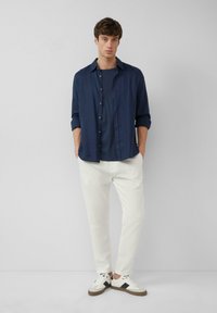 s.Oliver Trousers - weiß