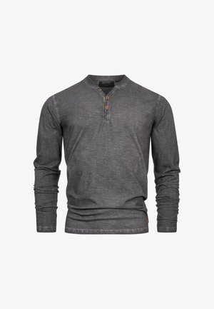 Camisa henley de manga larga gris, hecha de una tela suave, con una tapeta de tres botones, una textura sutil y puños ajustados.