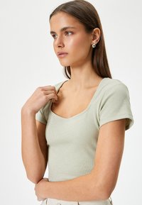Koton BACK CUTOUT DETAIL - Camiseta básica - khaki