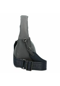 Borsa a tracolla grigia in pelle con finitura texture, tracolla nera regolabile con logo e manico ad anello nella parte superiore.