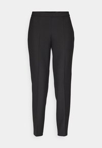 Svarta skräddarsydda byxor med slim fit, platt front, subtila veckdetaljer och en slät tygtextur. Inga synliga knäppningar eller dekorationer.