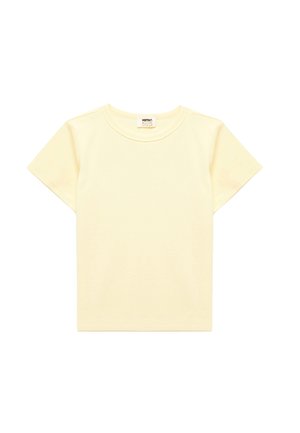 Camiseta de algodón amarillo claro con mangas cortas, cuello redondo y diseño liso. Sin patrones o acentos visibles.