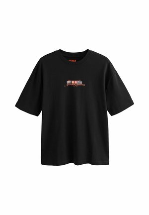 Must must suurte lühikeste varrukatega T-särk oranži tekstiga ja graafikaga, mis asub rinnal keskel ning kannab sõnu "Nocturnal Resonance".