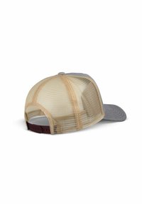 Grå trucker cap med mesh bak og burgunder justerbar plastrem. Har subtile teksturerte mønstre på frontpanelet.