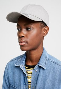 Flexfit LOW PROFILE - Sapka - silver