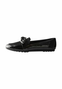 Sorte læder loafers har en blank lakeret finish, en suedebue detalje og en lav gummisål. Designet er strømlinet og klassisk.