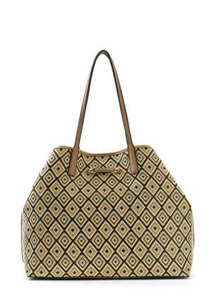 Sac fourre-tout avec un motif en losanges noirs et beiges, des poignées en cuir marron, et une petite étiquette métallique portant l'inscription "GUESS" au centre avant.