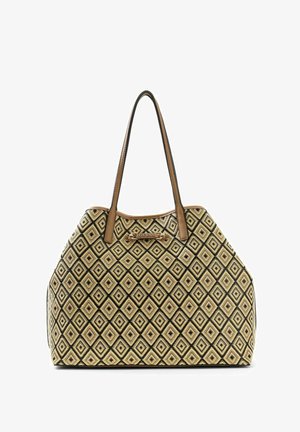 Shopper mit schwarzem und beigem Rautenmuster, braunen Ledergriffen und einem kleinen Metalletikett mit der Aufschrift „GUESS“ in der vorderen Mitte.