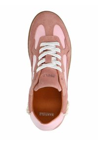 Sneaker rosa in suede con una striscia in pelle liscia rosa, lacci bianchi e suola in gomma marrone. Presenta il nome del marchio "MANFIELD" sulla linguetta.