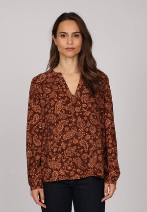 Blouse marron à manches longues avec un décolleté en V, ornée d'un motif floral et paisley en orange clair. Fabriquée en tissu doux et texturé.