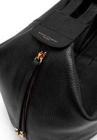 Borsa a tracolla in pelle nera con superficie testurizzata, hardware della cerniera in tono oro e una patta con logo in rilievo.