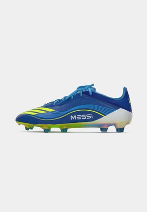 Blå fotballsko med gule detaljer, strømlinjeformet design, teksturert overdel og synlige knotter for grep. "MESSi" merkevare på siden.