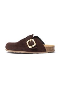 Braune Wildlederschuhe mit einer breiten, abgerundeten Zehenpartie und einem goldfarbenen Schnallenakzent. Korkfußbett und rutschfeste Gummisohle für besseren Halt.