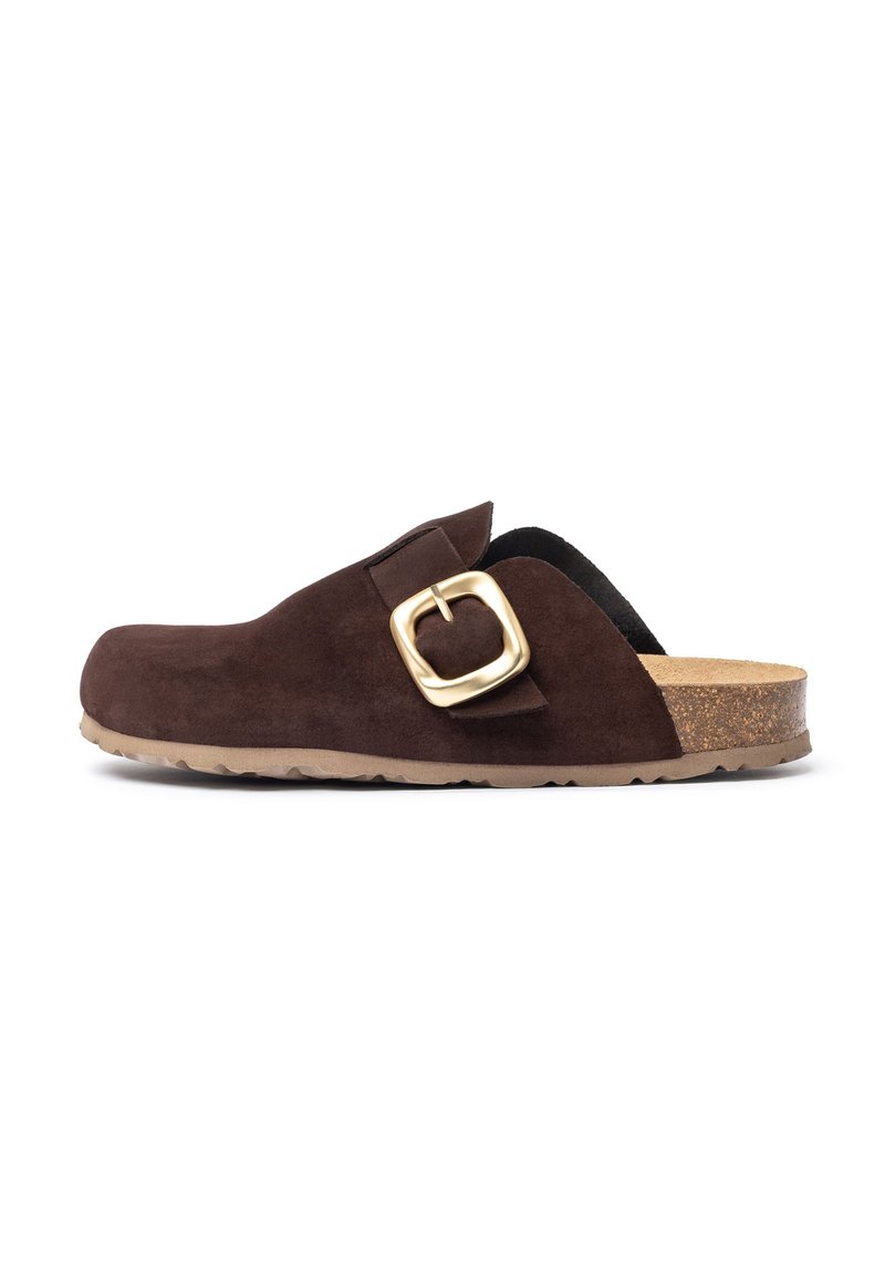 Braune Wildlederschuhe mit einer breiten, abgerundeten Zehenpartie und einem goldfarbenen Schnallenakzent. Korkfußbett und rutschfeste Gummisohle für besseren Halt.