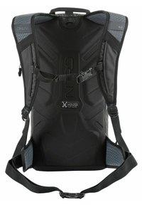 Zwarte en grijze ergonomische rugzak met een gestructureerde achterpaneel, verstelbare schouderbanden en een sluiting met een gesp. Beschikt over ventilatie en een slank ontwerp.