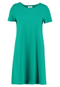 Groene casual jurk met korte mouwen en ronde halslijn, met een eenvoudige, losse pasvorm, hangend tegen een witte achtergrond.