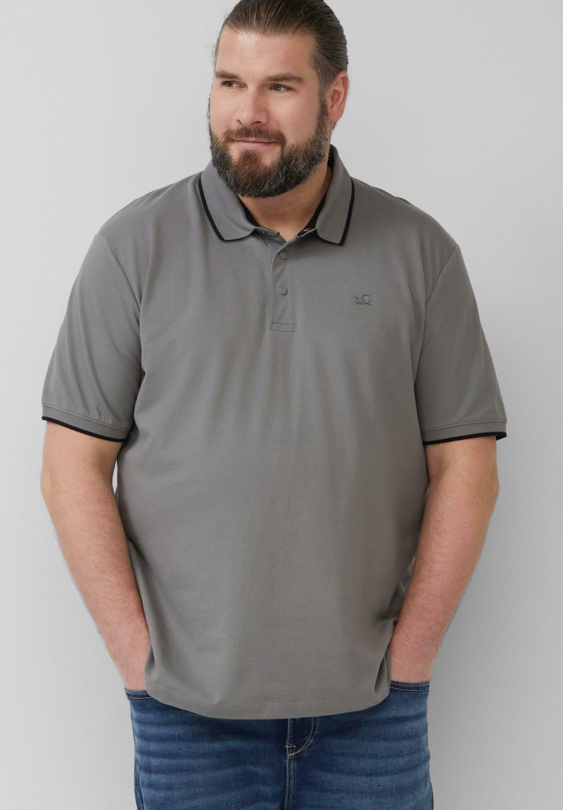 Szara koszulka polo z kołnierzykiem, z czarnym wykończeniem i małym logo na piersi. Poziome paski na rękawach; lekki materiał.