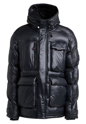 Veste rembourrée noire avec une finition brillante, dotée d'un col haut, de coutures prononc�ées, de plusieurs poches et d'une poche poitrine zippée.