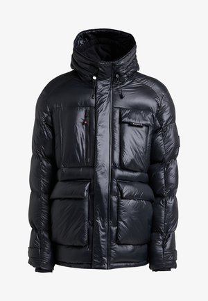 Gepolsterte schwarze Jacke mit glänzender Oberfläche, hoher Kragen, ausgeprägte Nahtverarbeitung, mehrere Taschen und eine Brusttasche mit Reißverschluss.