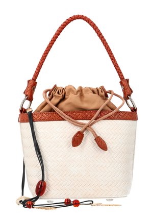 Biała pleciona torba typu bucket z jasnobrązową podszewką na ściągacz, plecioną brązową skórzaną rączką i czarnym sznurkiem z czerwonymi koralikami.