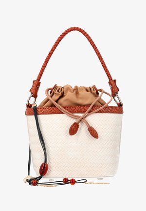 Fehér szövött vödörtáska világosbarna zsinóros textil béléssel, fonott barna bőr fogantyúval és fekete zsinórral, amelyen piros gyöngyök vannak.