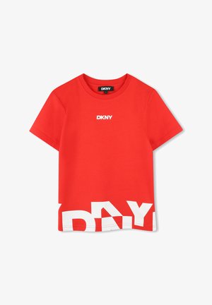 Rode katoenen t-shirt met korte mouwen, ronde hals en grote witte grafische tekst op de onderzijde van de voorkant. DKNY-logo op de borst weergegeven.