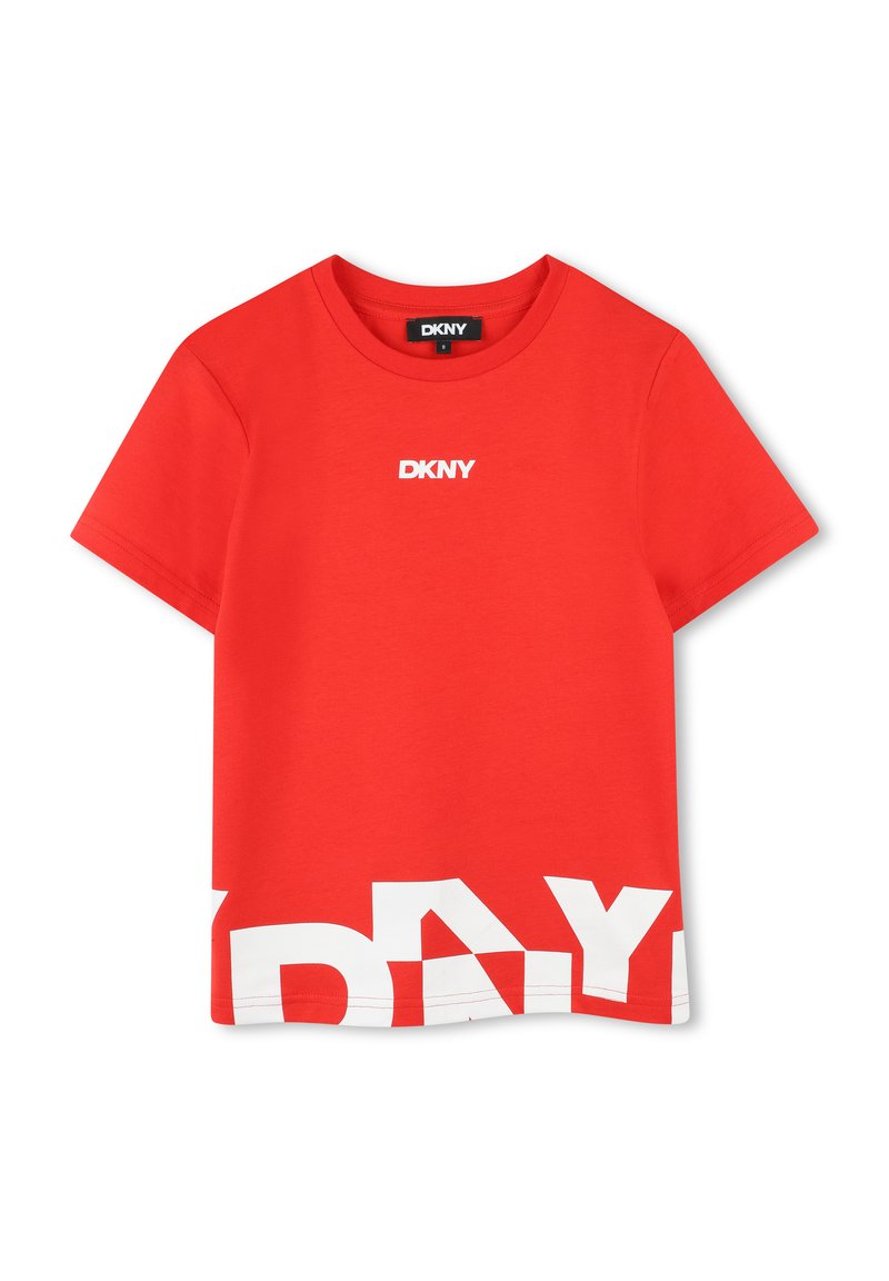 Rode katoenen t-shirt met korte mouwen, ronde hals en grote witte grafische tekst op de onderzijde van de voorkant. DKNY-logo op de borst weergegeven.