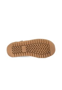 Suela de zapato de goma marrón con un patrón de banda de rodadura en zigzag con secciones elevadas. Diseño plano con un borde liso y una sección para etiqueta.