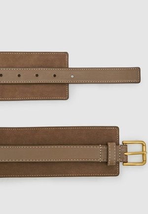 Brauner Ledergürtel mit glatter Oberfläche und Wildlederstruktur, ausgestattet mit einer rechteckigen Schnalle in Goldoptik und mehreren Einstelllöchern.